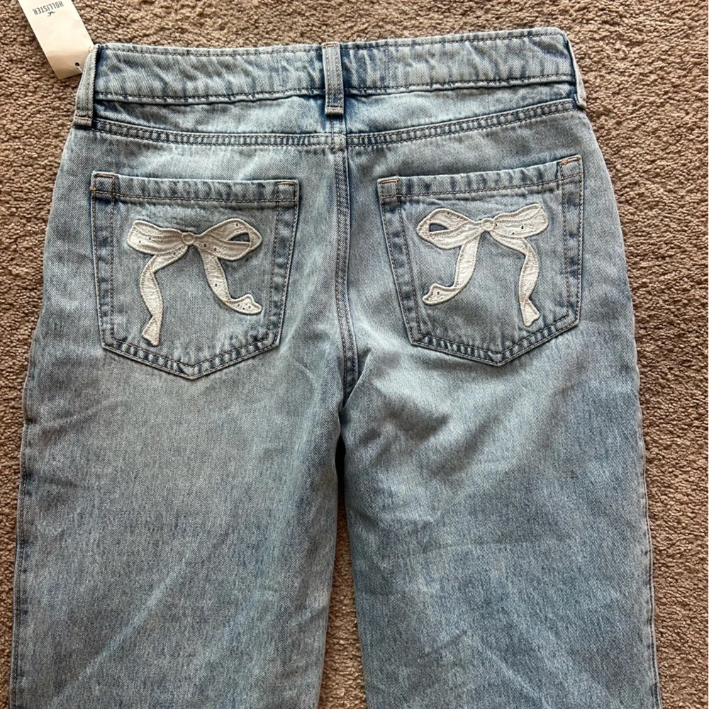 Hollister Low Rise Light Blue Jeans w/bows on pockets - Picture 5 of 11